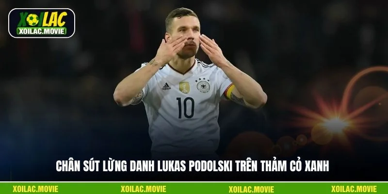 Chân sút lừng danh Lukas Podolski trên thảm cỏ xanh