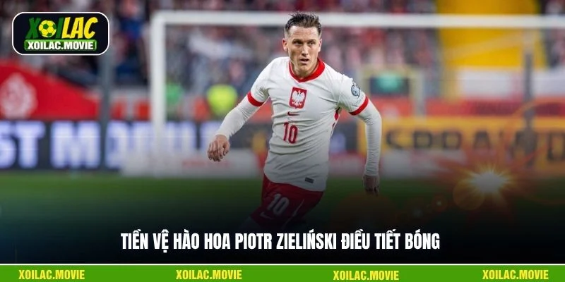Tiền vệ hào hoa Piotr Zieliński điều tiết bóng